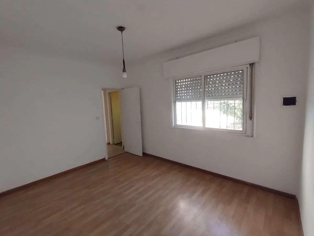 Casa 1 dormitorio en venta en Los Hornos con dpto foto 5