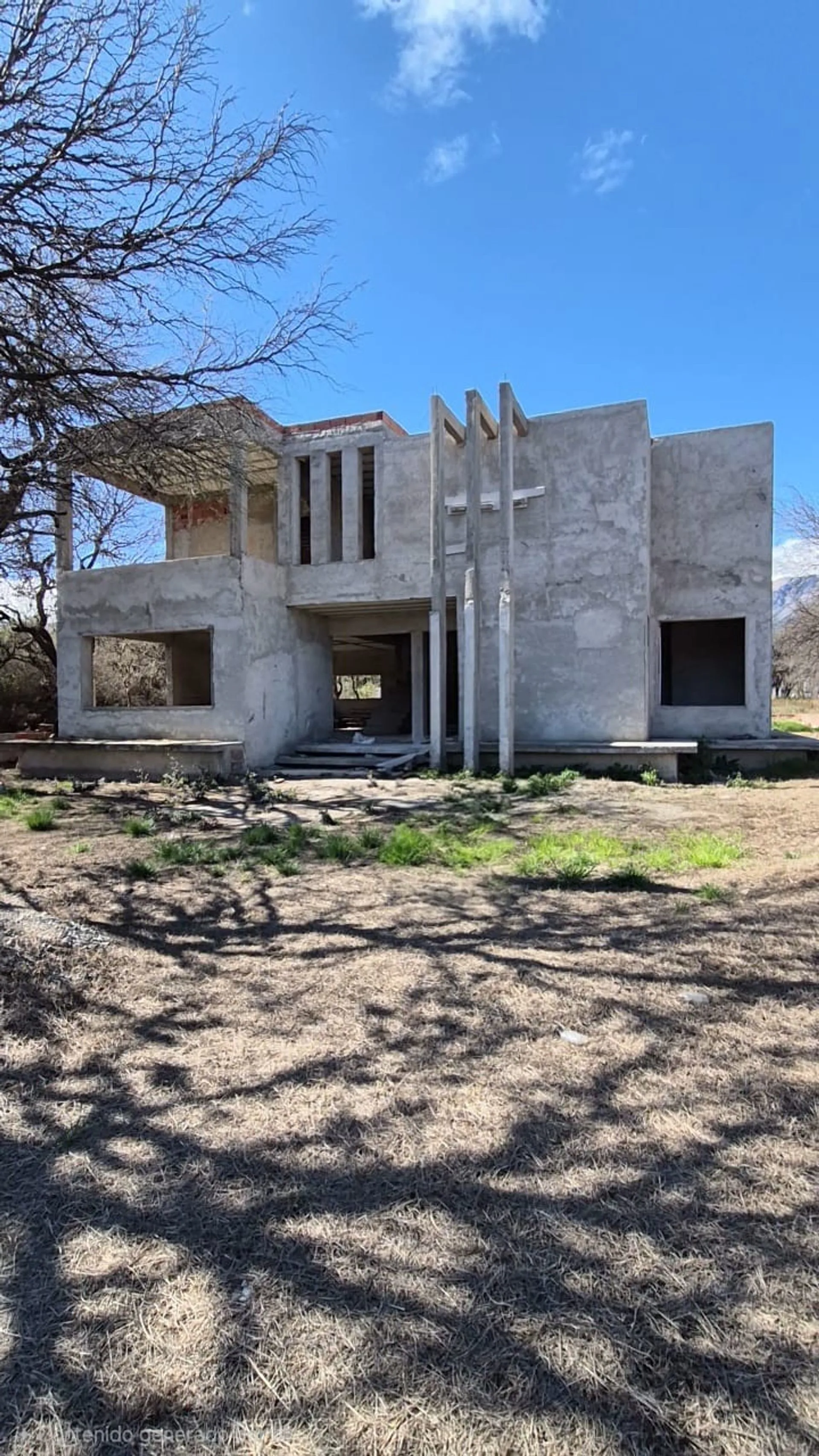 CASA A TERMINAR EN CARPINTERIA EXCELENTE UBICACION