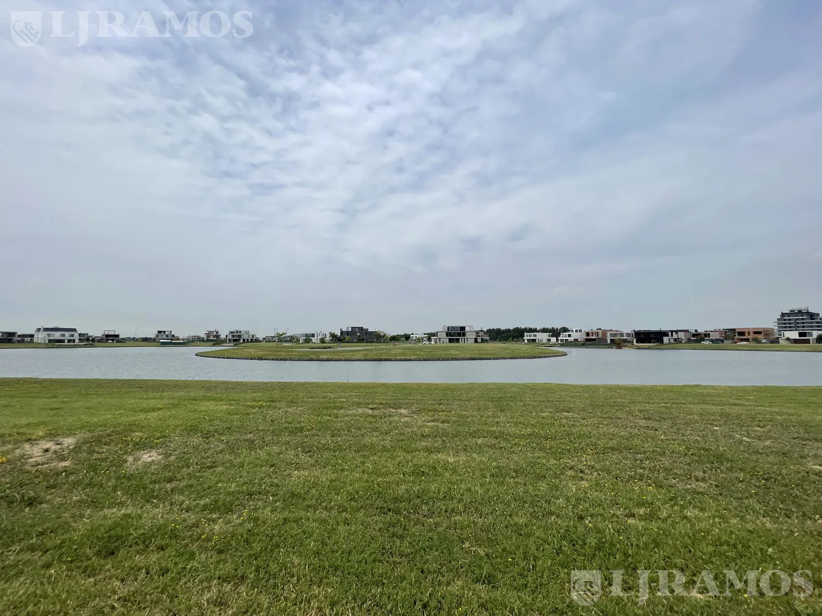 Lote de 984 m2, a la laguna en venta en LOS PUENTES - NORDELTA foto 2