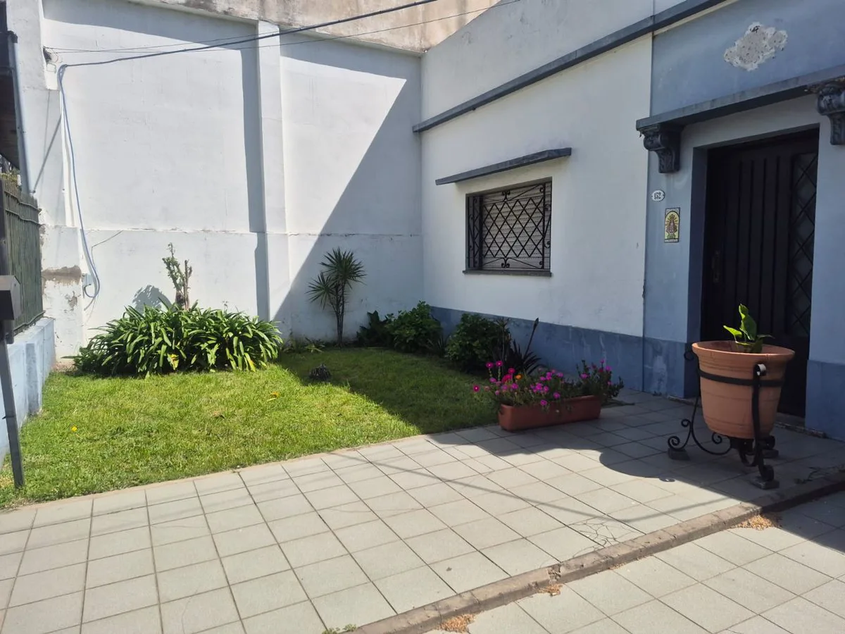 VENTA CASA EN BLOCK L. DE ZAMORA. APTA 2 FAMILIAS foto 2