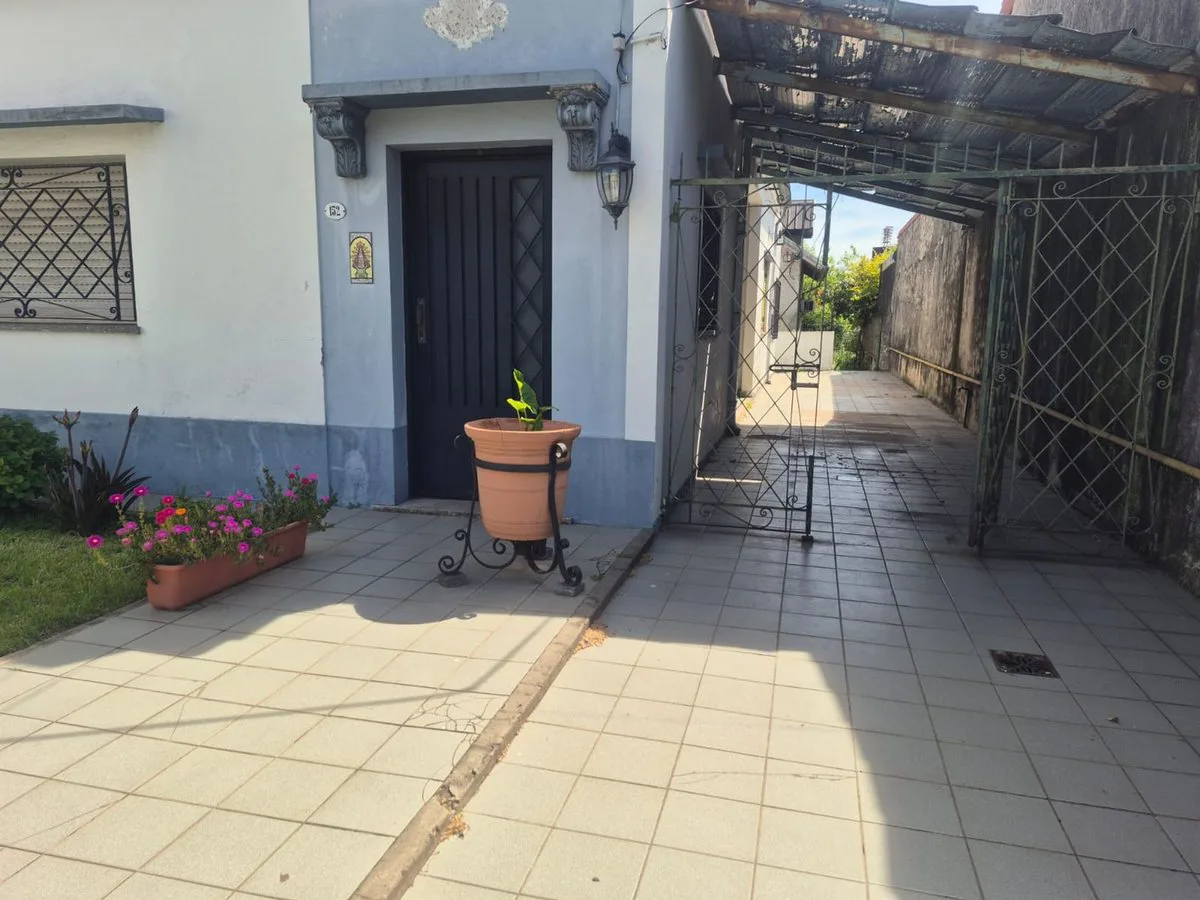 VENTA CASA EN BLOCK L. DE ZAMORA. APTA 2 FAMILIAS foto 3