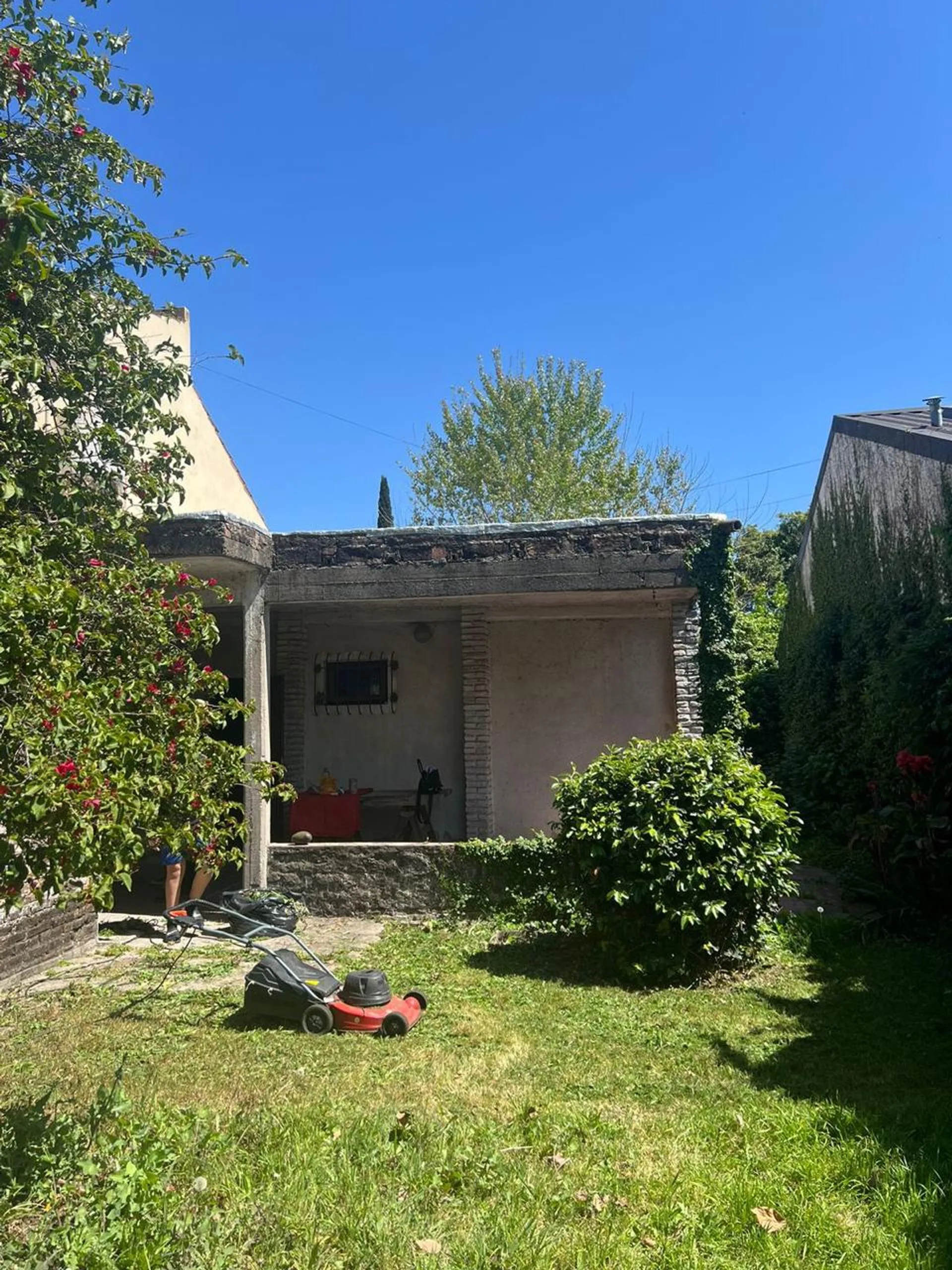 CASTELAR: VENTA CASA SOBRE LOTE PROPIO foto 2