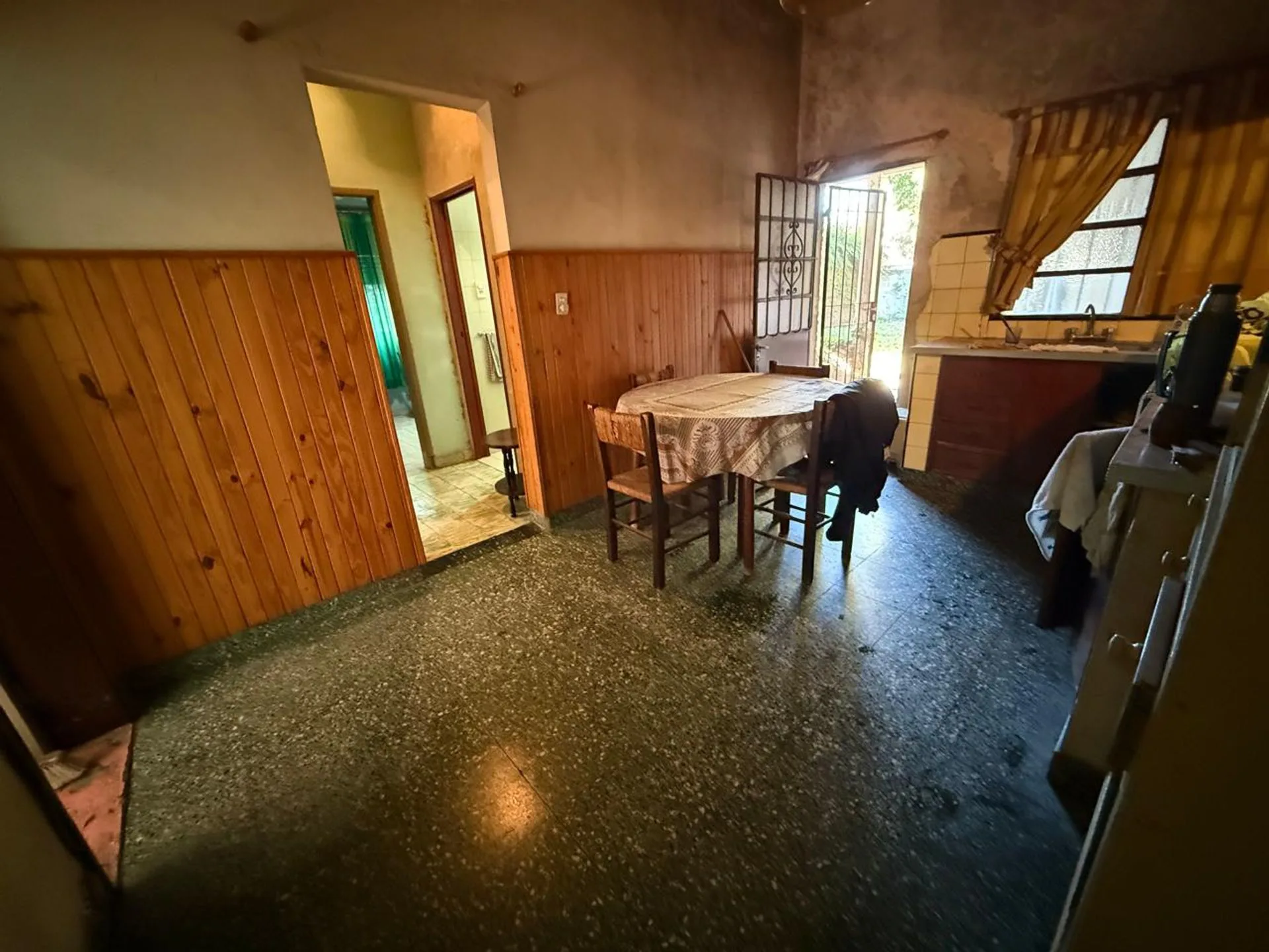 CASTELAR: VENTA CASA SOBRE LOTE PROPIO foto 3