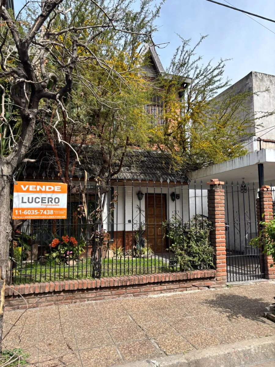 Casa con 3 habitaciones, quincho y pileta en venta en Ramos Mejía foto 2
