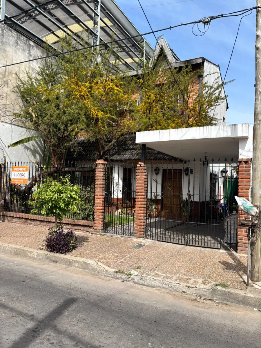 Casa con 3 habitaciones, quincho y pileta en venta en Ramos Mejía foto 3