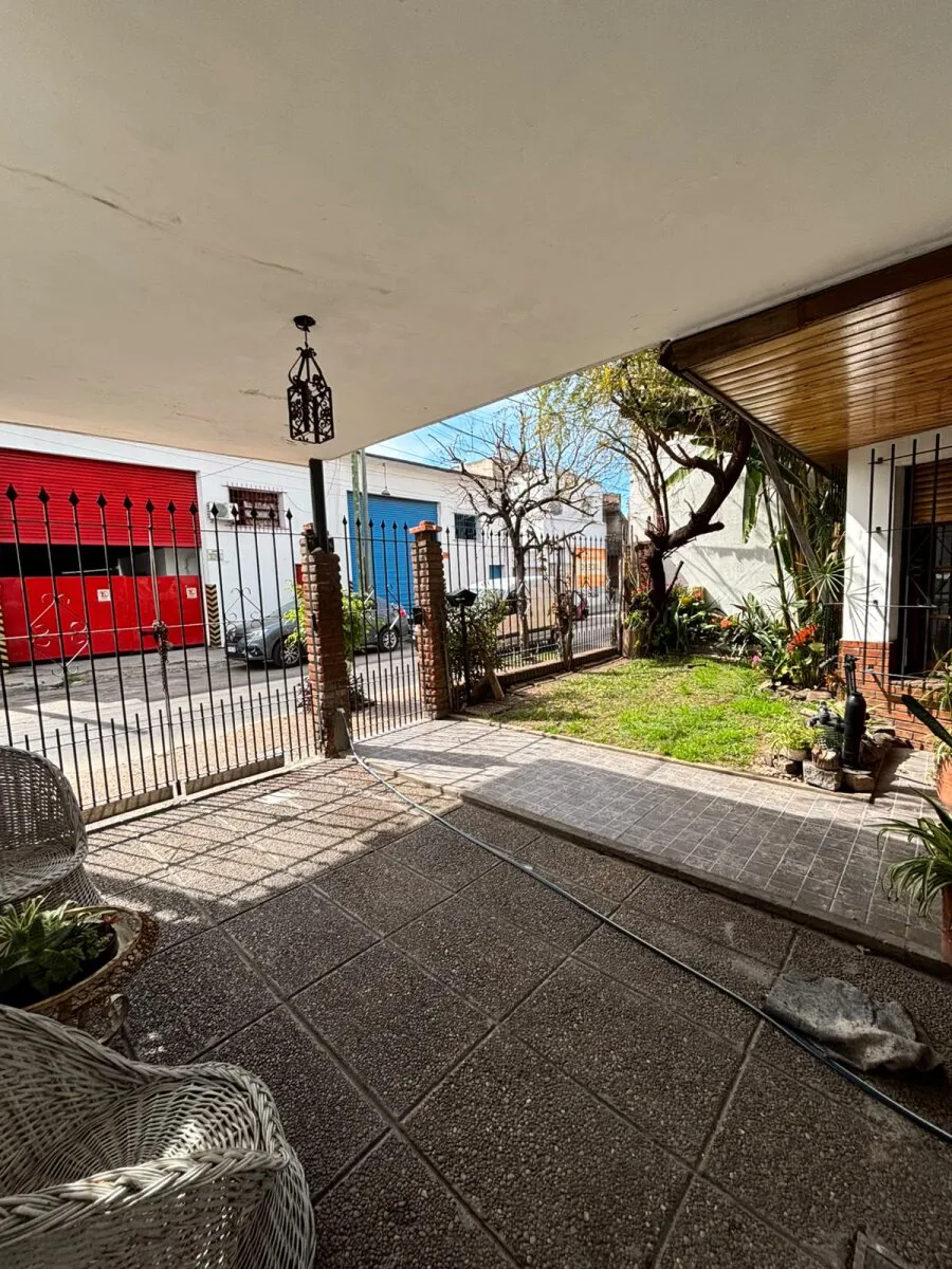 Casa con 3 habitaciones, quincho y pileta en venta en Ramos Mejía foto 4