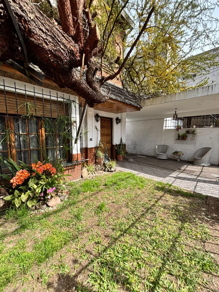 Casa con 3 habitaciones, quincho y pileta en venta en Ramos Mejía foto 5