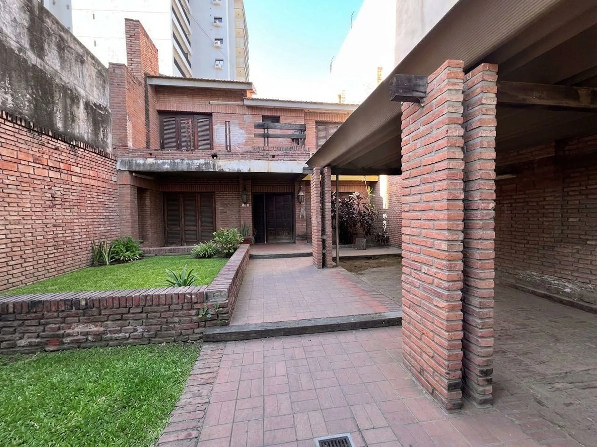 VENTA DE CASA EN CALLE JUJUY, A METROS DE AV. ROCA foto 2