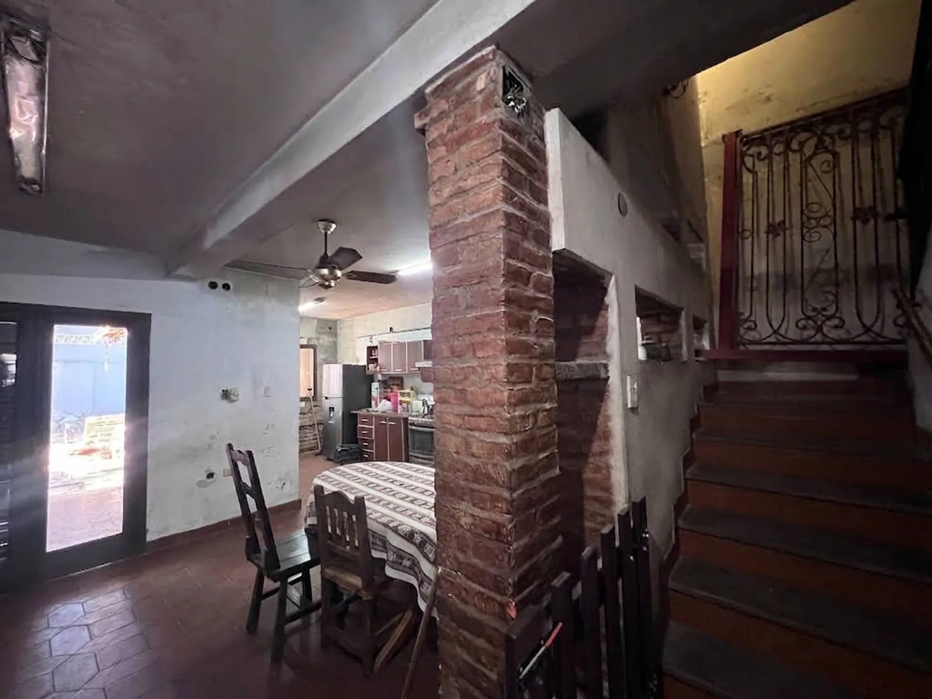 VENTA DE CASA EN CALLE JUJUY, A METROS DE AV. ROCA foto 3