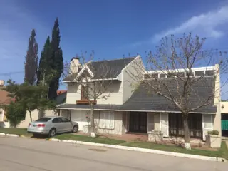 SE VENDE CHALET HERMOSO - CALLE 80 Y 57 foto 1