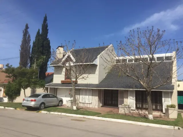 SE VENDE CHALET HERMOSO - CALLE 80 Y 57