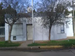 DOS CASAS , VENTA EN BLOQUE   (DE UNA HABITACIÓN  Y DOS HABITACIONES CON COCHERA RESPECTIVAMENTE)  (RESTAURADAS EN 2017) foto 2