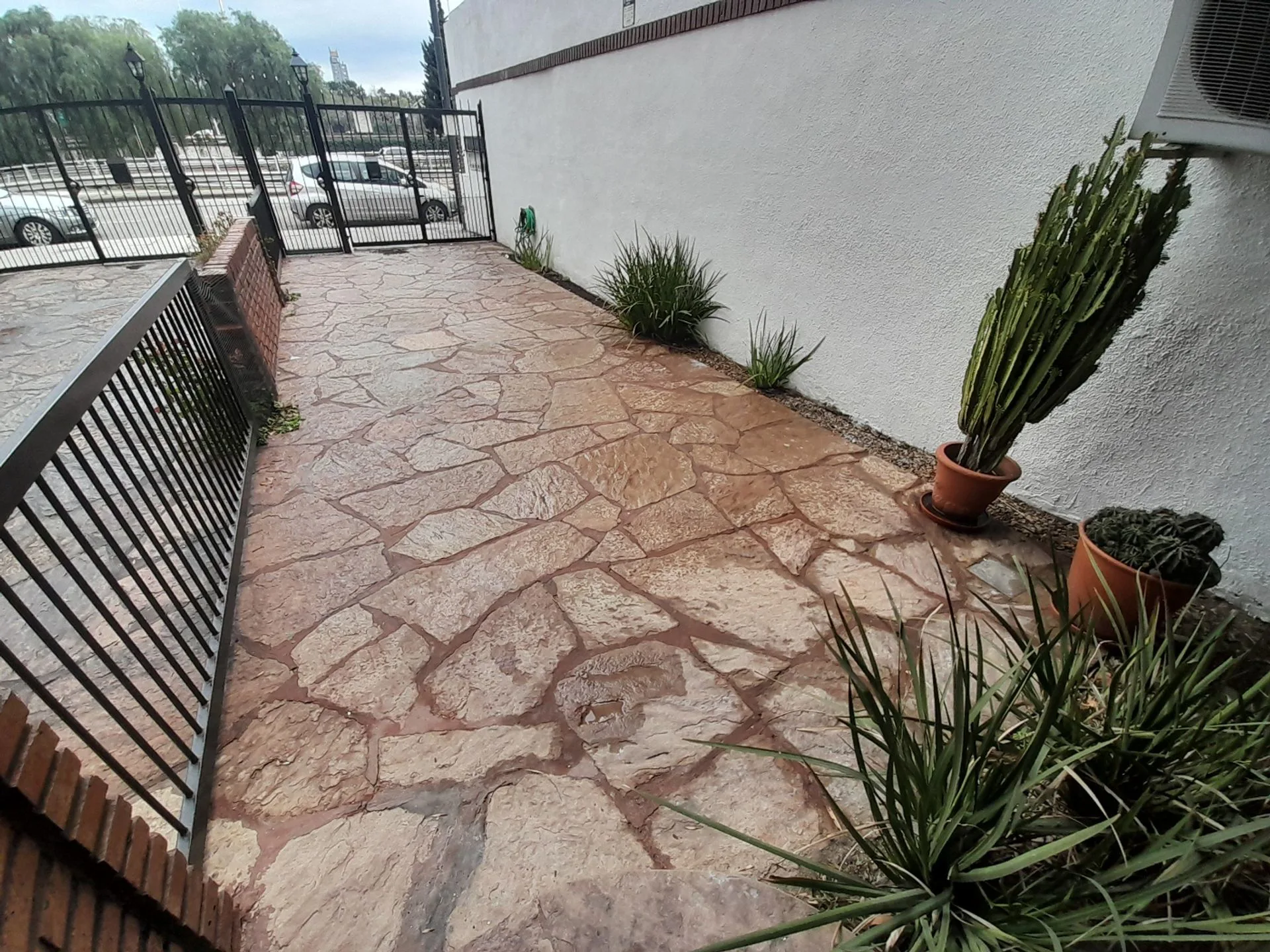 TRIPLEX EN VENTA 5 AMBIENTES COCHERA Y JARDIN foto 3