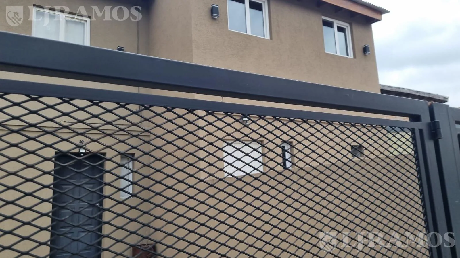DUPLEX EN ALQUILER A ESTRENAR CON COCHERA 3 AMBIENTES CON JARDIN foto 2