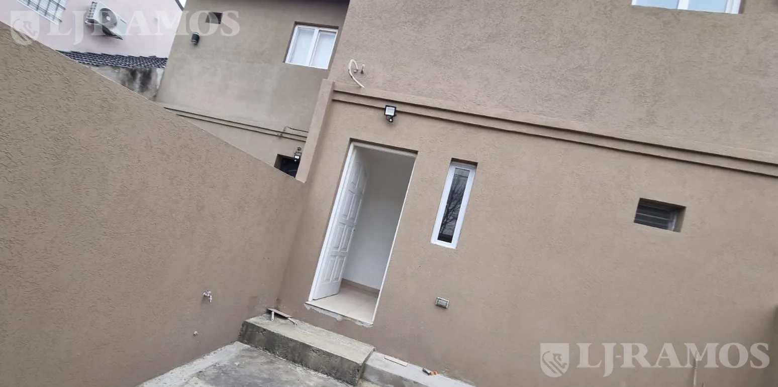 DUPLEX EN ALQUILER A ESTRENAR CON COCHERA 3 AMBIENTES CON JARDIN foto 3