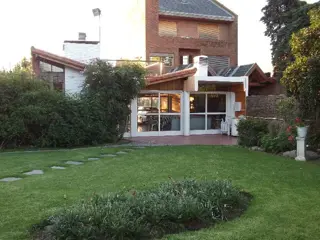 CHALET EXCELENTE CONSTRUCCION EN ZONA RESIDENCIAL-SALIDA A 2 CALLES foto 2