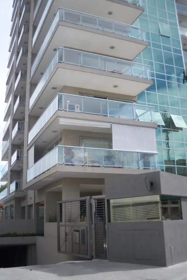 SAN iSIDRO COMO A ESTRENAR, excelente depto en edificio con aminities, piscina, gimnasio equipado a full, sauna, piscina climatizada. COCHERA FIJA. fa