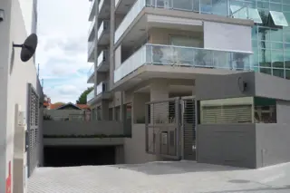 SAN iSIDRO COMO A ESTRENAR, excelente depto en edificio con aminities, piscina, gimnasio equipado a full, sauna, piscina climatizada. COCHERA FIJA. fa foto 2