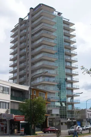 SAN iSIDRO COMO A ESTRENAR, excelente depto en edificio con aminities, piscina, gimnasio equipado a full, sauna, piscina climatizada. COCHERA FIJA. fa foto 3