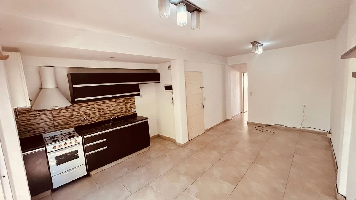 DEPARTAMENTO VENTA 2 AMBIENTES y BALCÓN BANFIELD foto 4