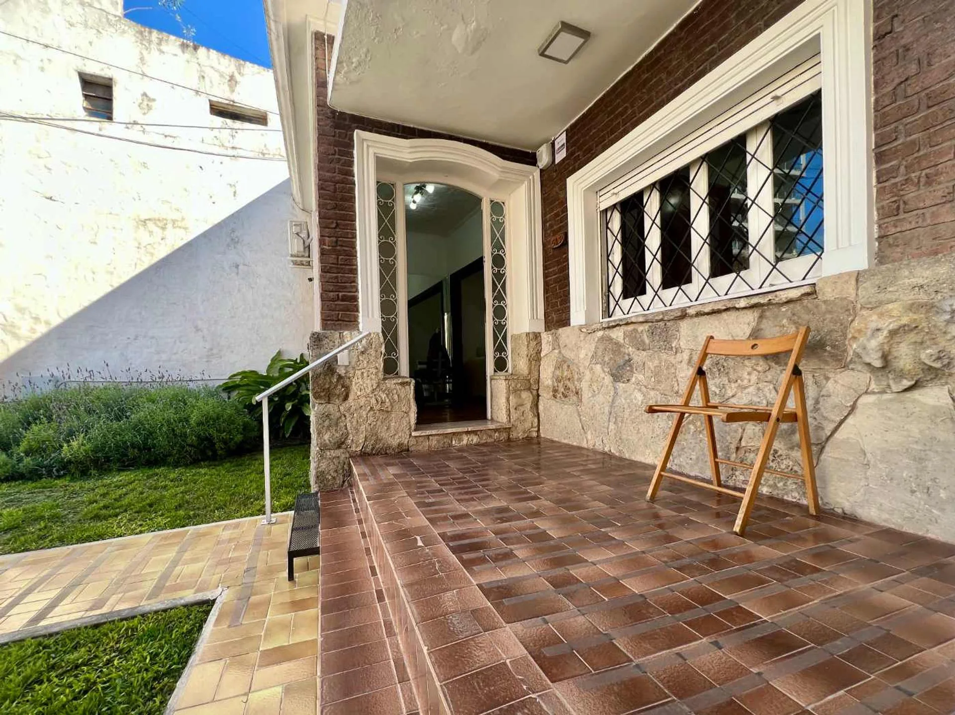 Casa 2 Dorm reciclada con patio en Zona Parque foto 2