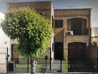 Casa Amplia Lum. 4 amb. Más Dep. c/garaje y jardín foto 1