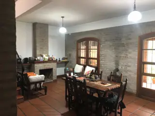 Casa Amplia Lum. 4 amb. Más Dep. c/garaje y jardín foto 2