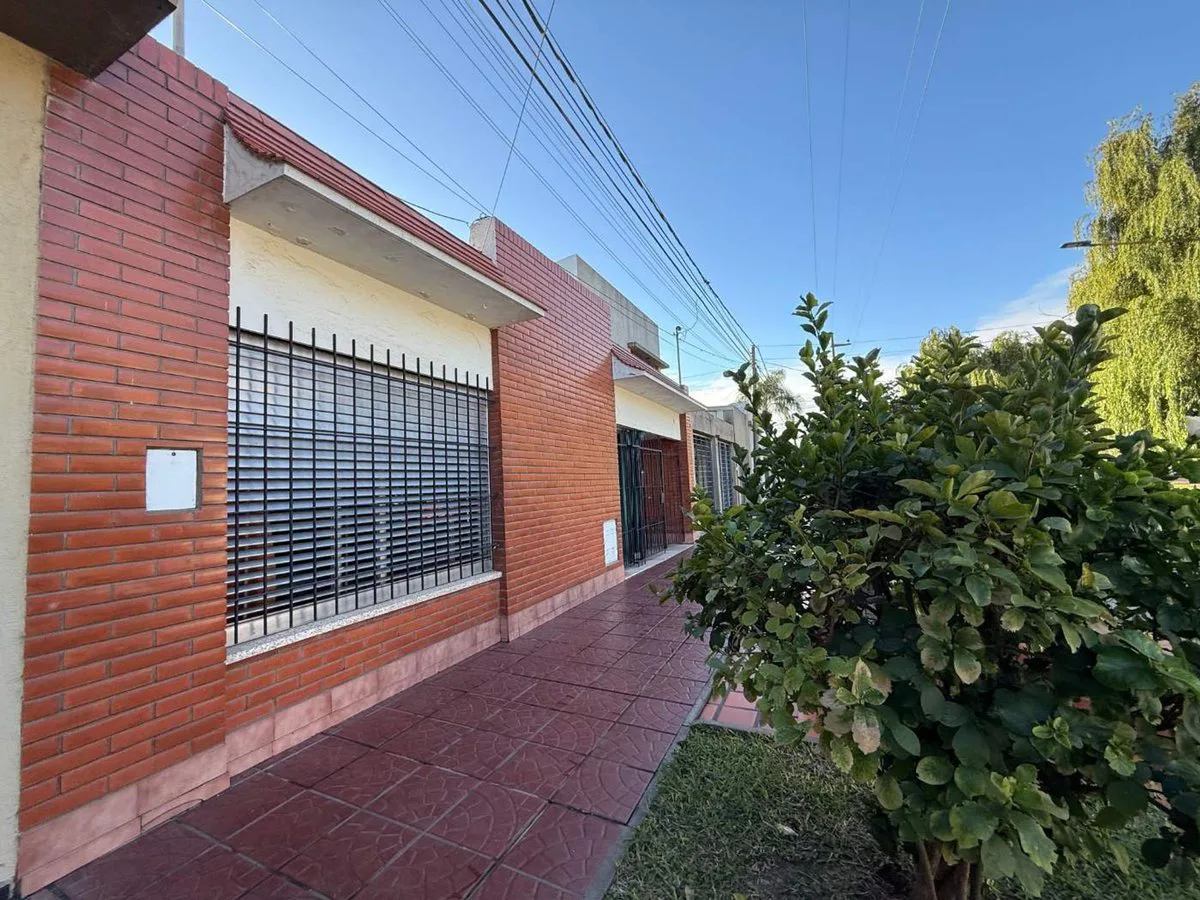 VENTA CASA 2 DORM. Y COCHERA Y DPTO EN GUADALUPE foto 3