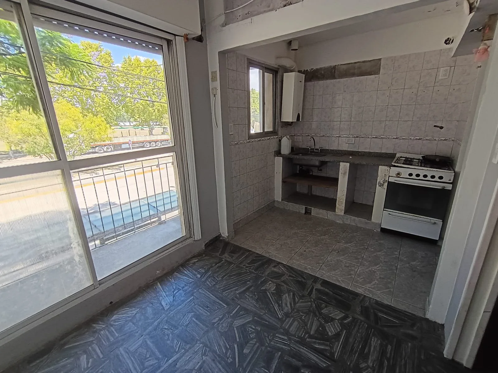 DEPARTAMENTO DE DOS AMBIENTES AL FRENTE CON BALCÓN, Guamini 5794 - Villa Lugano foto 2