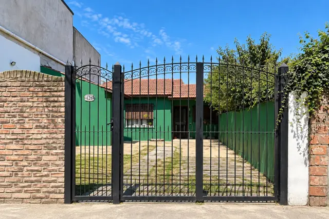 Casa 2 Amb en Lote propio con potencial y cochera para 3 autos.