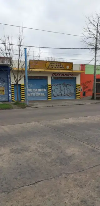 LOCAL en CASTELAR sobre Avda. ZEBALLOS foto 1