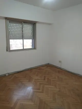 SE VENDE DPTO 4 AMB. AL FRENTE CON BALCON EN MONTE CASTRO foto 2