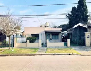 Casa en venta Ituzaingó con amplio parque foto 1