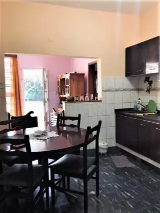 Casa en venta Ituzaingó con amplio parque foto 4