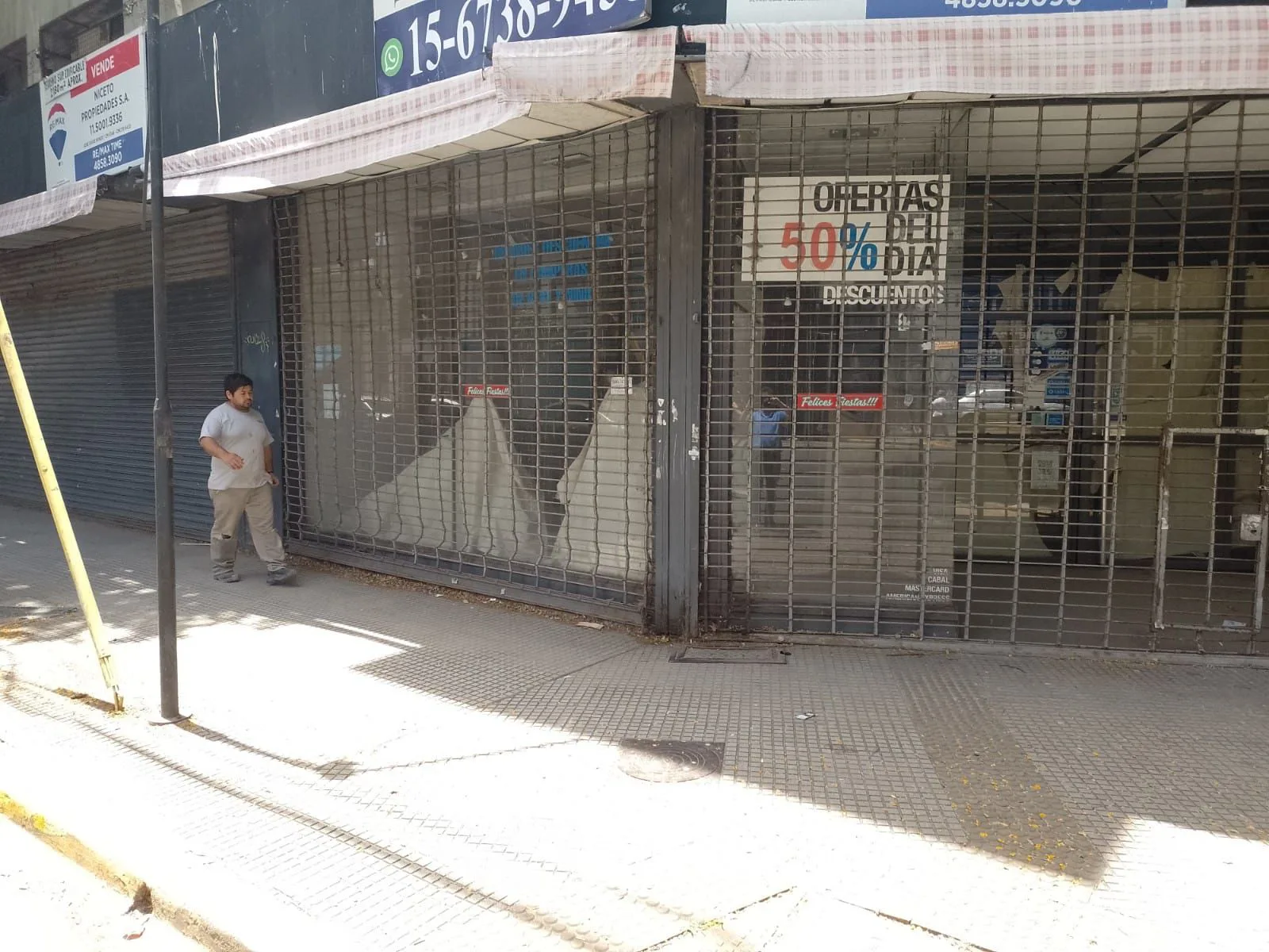 LOCAL UNICO ESPLENDIDA VIDRIERA ESQUINA ESTRATEGICA AV.FOREST Y MAURE foto 4