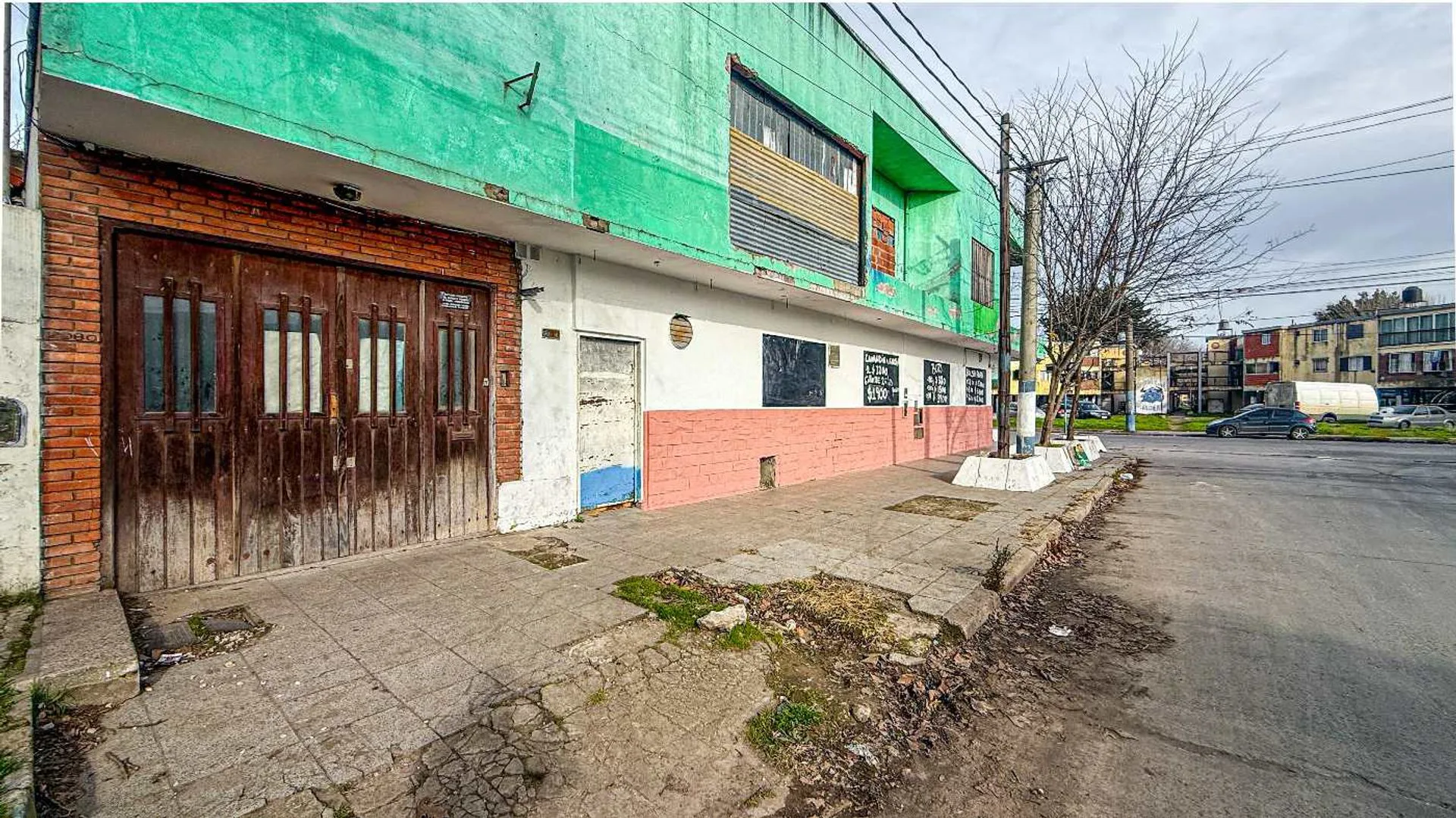 VENTA LOCAL B RIVADAVIA  EN DOS PLANTAS DE 631 M2 foto 3