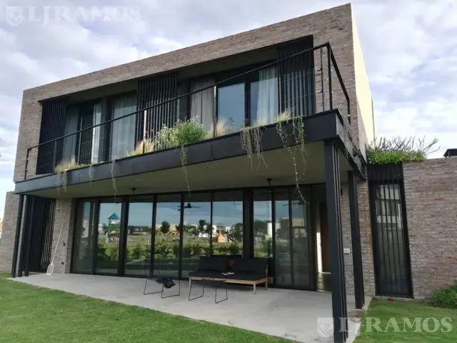 Casa en Lote Interno Barrio Riberas en Alquiler Temporal con Pileta PG A