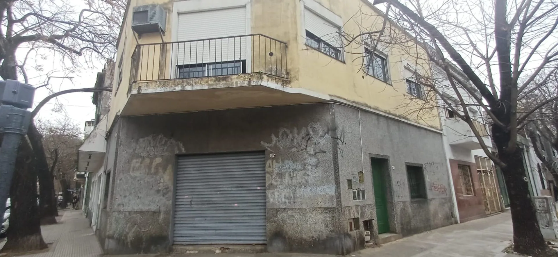 VENTA DE CASA A RECICLAR CON LOCAL COMERCIAL foto 2