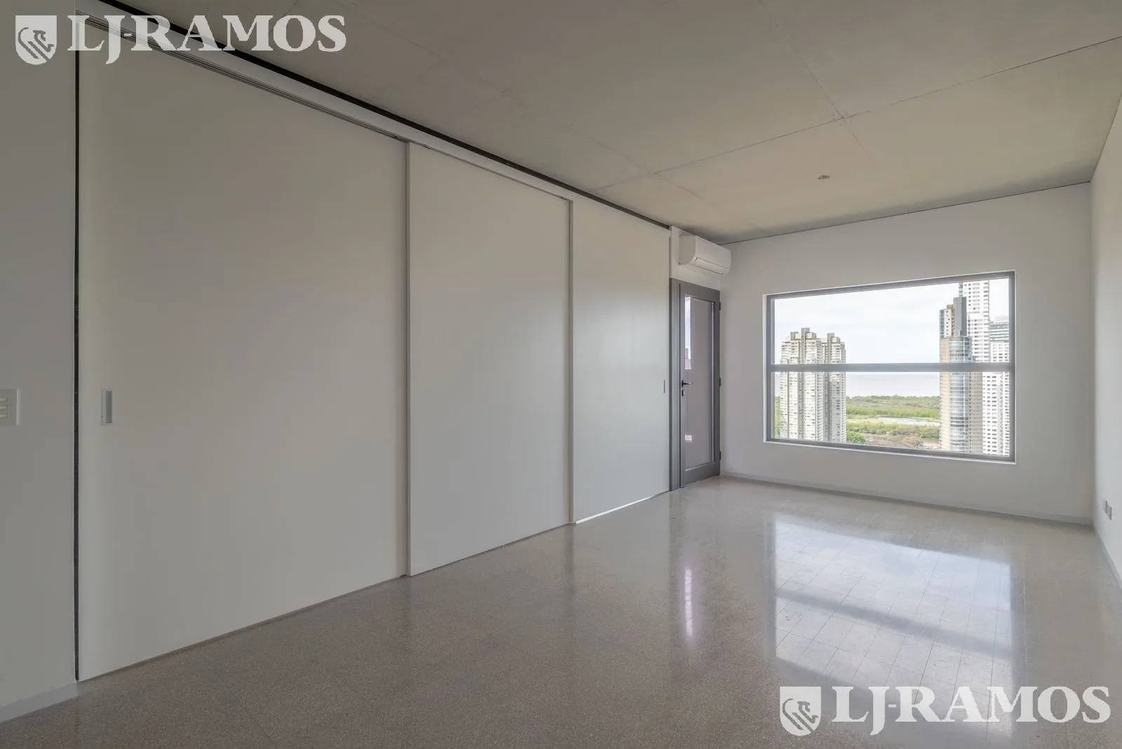 Venta 2 amb. estrenar - Torre Huergo piso muy alto - increible vista al río y diques Puerto Madero foto 2