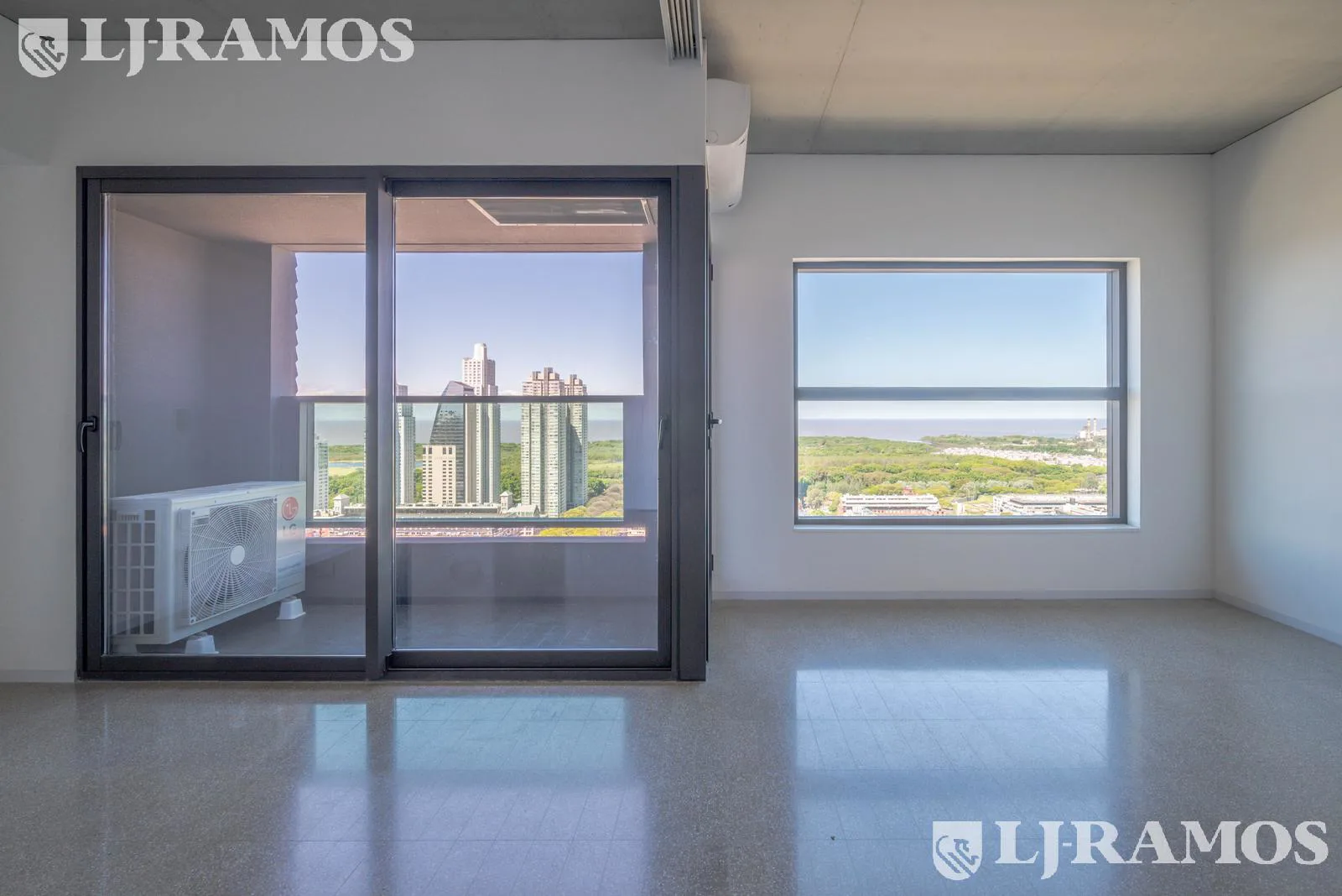 Venta 2 amb. estrenar - Torre Huergo piso muy alto - increible vista al río y diques Puerto Madero foto 3