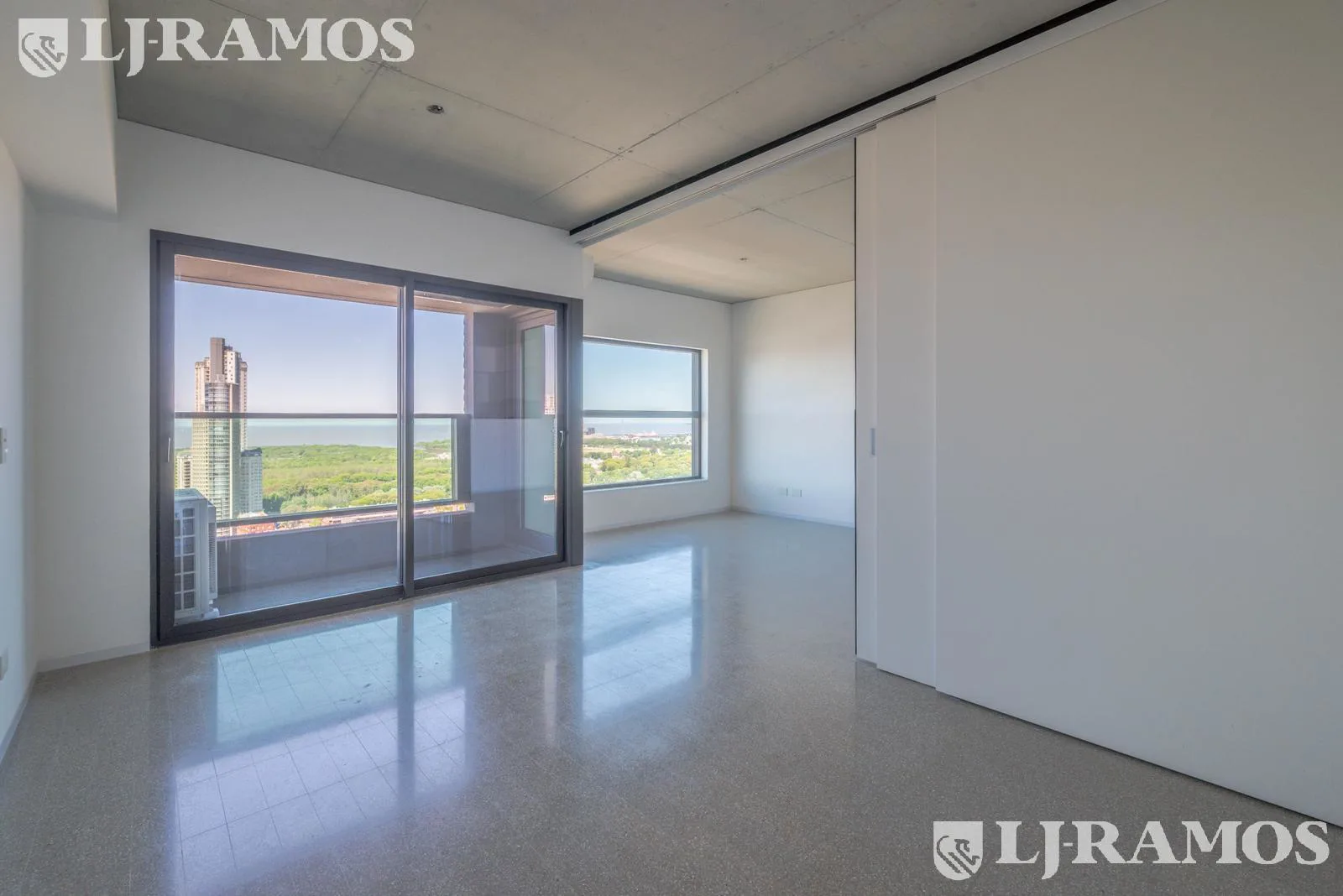 Venta 2 amb. estrenar - Torre Huergo piso muy alto - increible vista al río y diques Puerto Madero foto 4