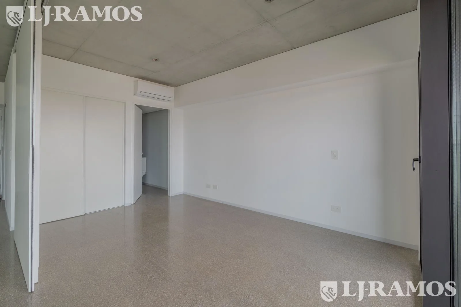 Venta 2 amb. estrenar - Torre Huergo piso muy alto - increible vista al río y diques Puerto Madero foto 5
