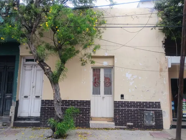 SE VENDE CASONA CÉNTRICA. FACILIDADES.