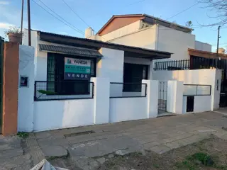 CASA LOTE PROPIO CERCA AVENIDA PERON foto 1