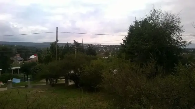 LOTE de 800 m2, a mts de la ruta, con muy buena vista alas montañas, con todos los servicios, a una cuadra del centro civico, dispensario, ESCRITURA.