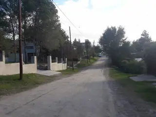 LOTE de 800 m2, a mts de la ruta, con muy buena vista alas montañas, con todos los servicios, a una cuadra del centro civico, dispensario, ESCRITURA. foto 3