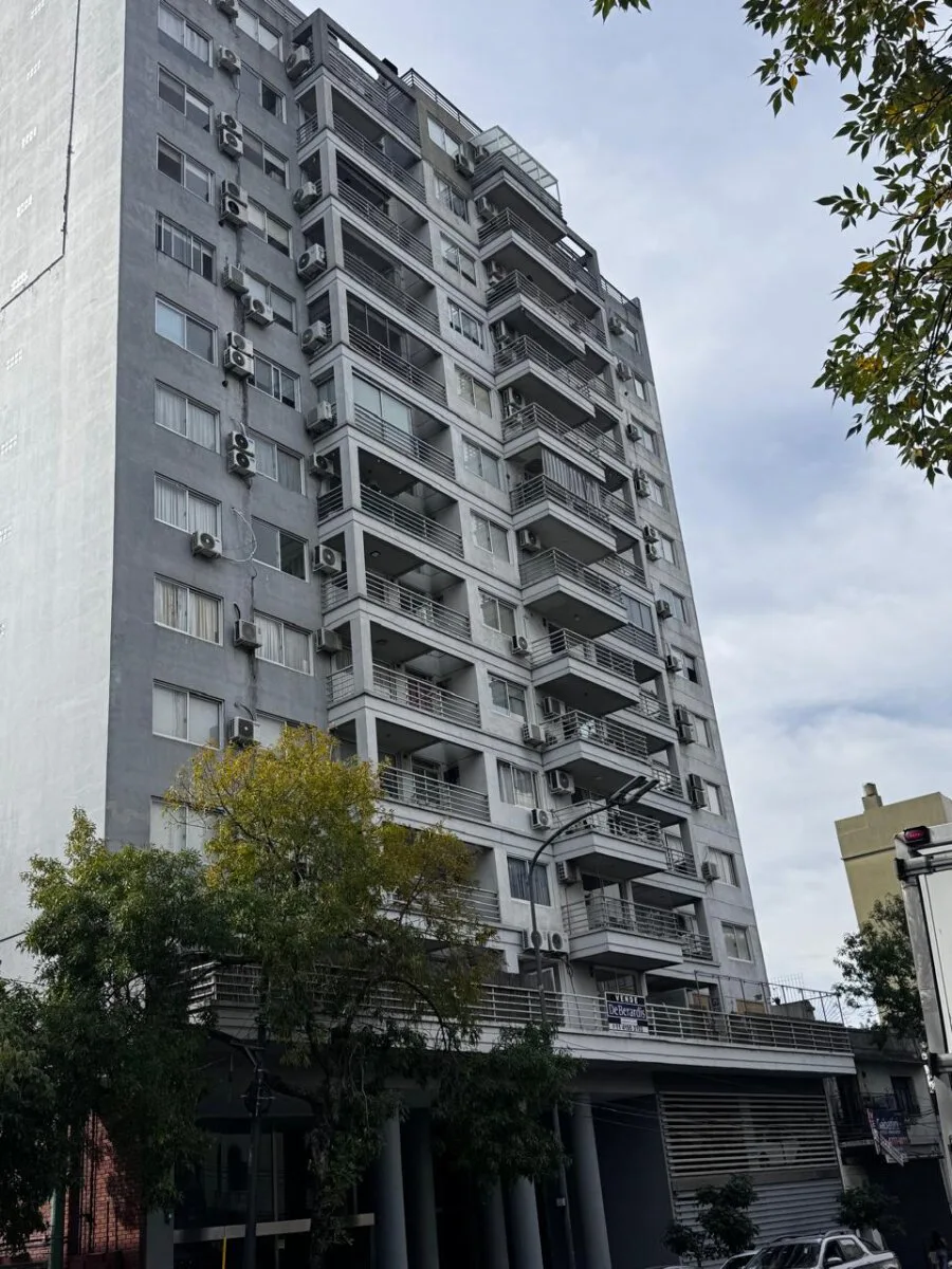 Exelente departamento de 2 Amb y cochera en venta en Av La Plata al 1000 a mts del Subte E y Prox Trambus