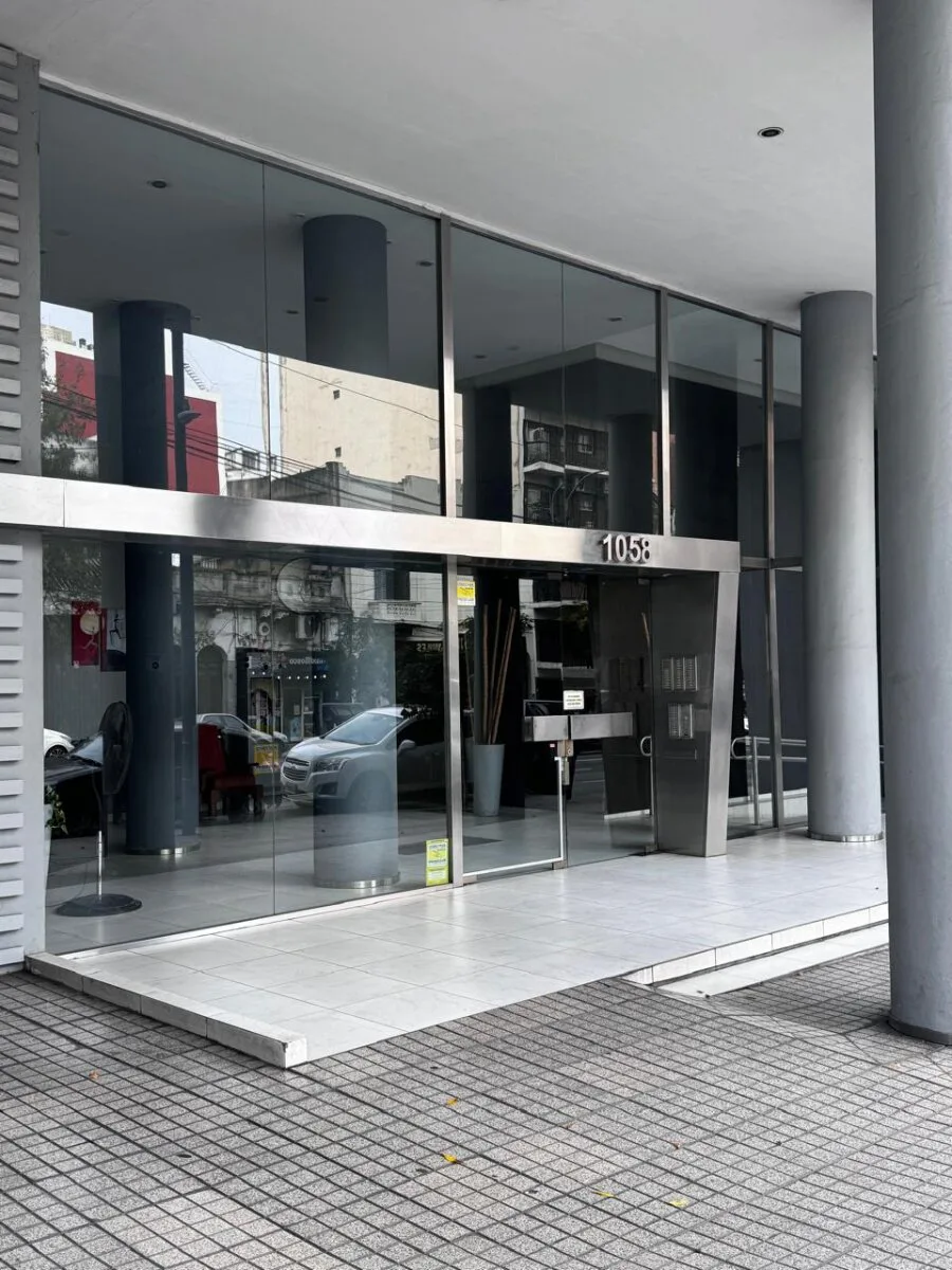 Exelente departamento de 2 Amb y cochera en venta en Av La Plata al 1000 a mts del Subte E y Prox Trambus foto 2