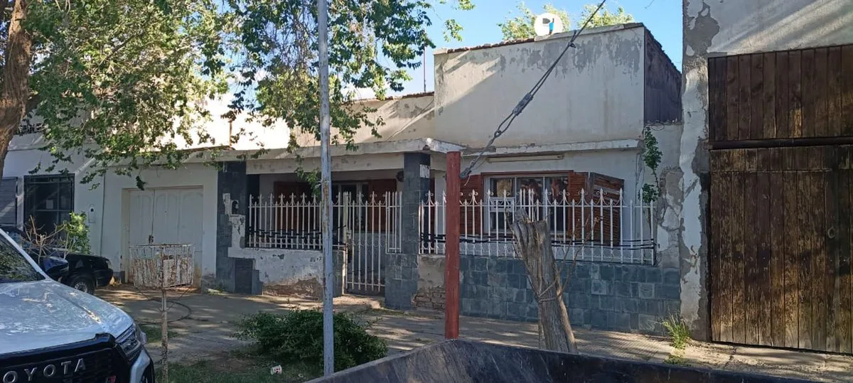 Lote  672 M2 y casa antigua en el centro Cutral Co foto 2