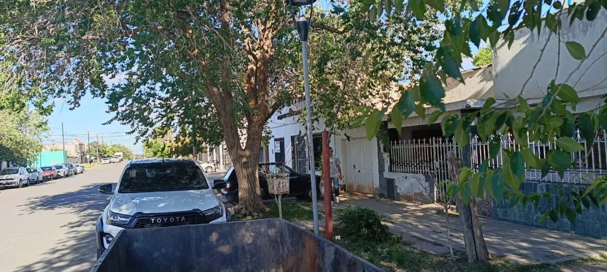 Lote  672 M2 y casa antigua en el centro Cutral Co foto 3